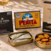 Conservas gourmet en Barcelona con sardinas, berberechos, anchoas y mejillones sobre mesa mediterránea