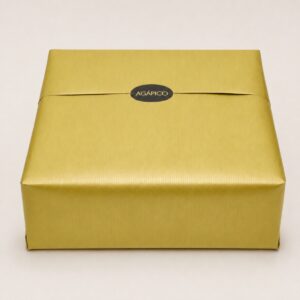 Caja para cesta gourmet pequeña AGÁPICO envuelta en papel dorado para regalo