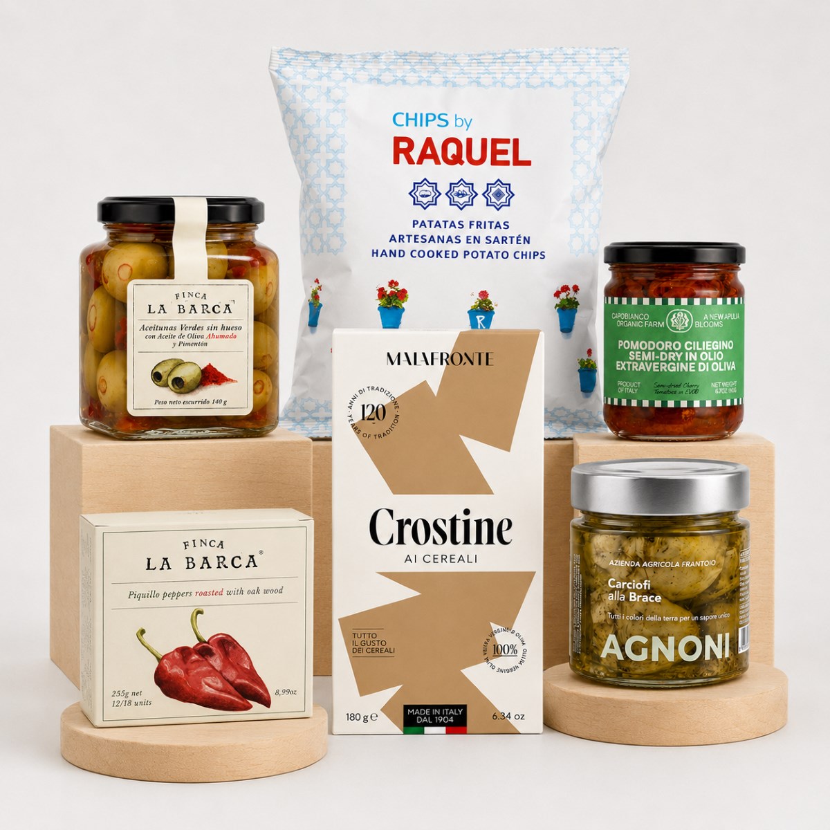 Cesta Aperitivo Gourmet Sin Alcohol Selección Mediterránea Cesta Aperitivo Gourmet Sin Alcohol Selección Mediterránea con chips, crostine, aceitunas, pimientos, tomates semisecos y alcachofas