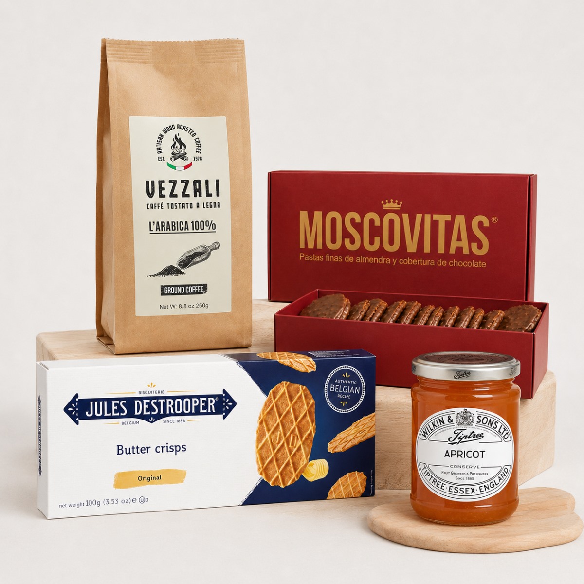 Cesta Desayuno Gourmet con Café y Dulces Cesta Desayuno Gourmet con café Vezzali, Moscovitas, galletas Jules Destrooper y mermelada Tiptree