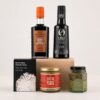 Cesta Despensa Gourmet de Autor Esencial con AOVE, balsámico, flor de sal, salsa Café de Paris y orégano