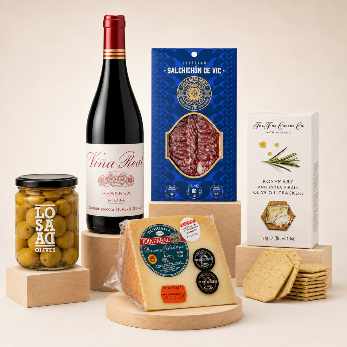 Cesta Gourmet Rioja, Queso y Embutidos Selección Cesta Gourmet Rioja, Queso y Embutidos Selección con vino Rioja, Idiazábal, salchichón de Vic, aceitunas y crackers