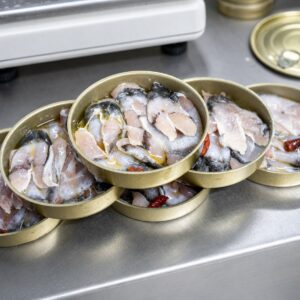 Cocochas de Merluza en Aceite de Oliva Virgen Extra Conservas Eutimio 135 g en latas durante elaboración