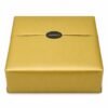 Caja Mediana para Cesta Gourmet Personalizada AGÁPICO cerrada con acabado dorado y sello negro