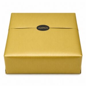 Caja Mediana para Cesta Gourmet Personalizada AGÁPICO cerrada con acabado dorado y sello negro