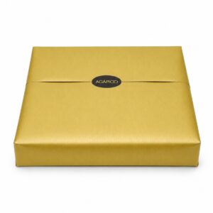 Caja de Regalo Gourmet Grande AGÁPICO cerrada con acabado dorado y sello negro