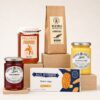 Cesta Corporativa Desayuno Gourmet sin Refrigeración 5 productos con café Vezzali, miel, mermelada Tiptree, lemon curd y galletas Jules Destrooper