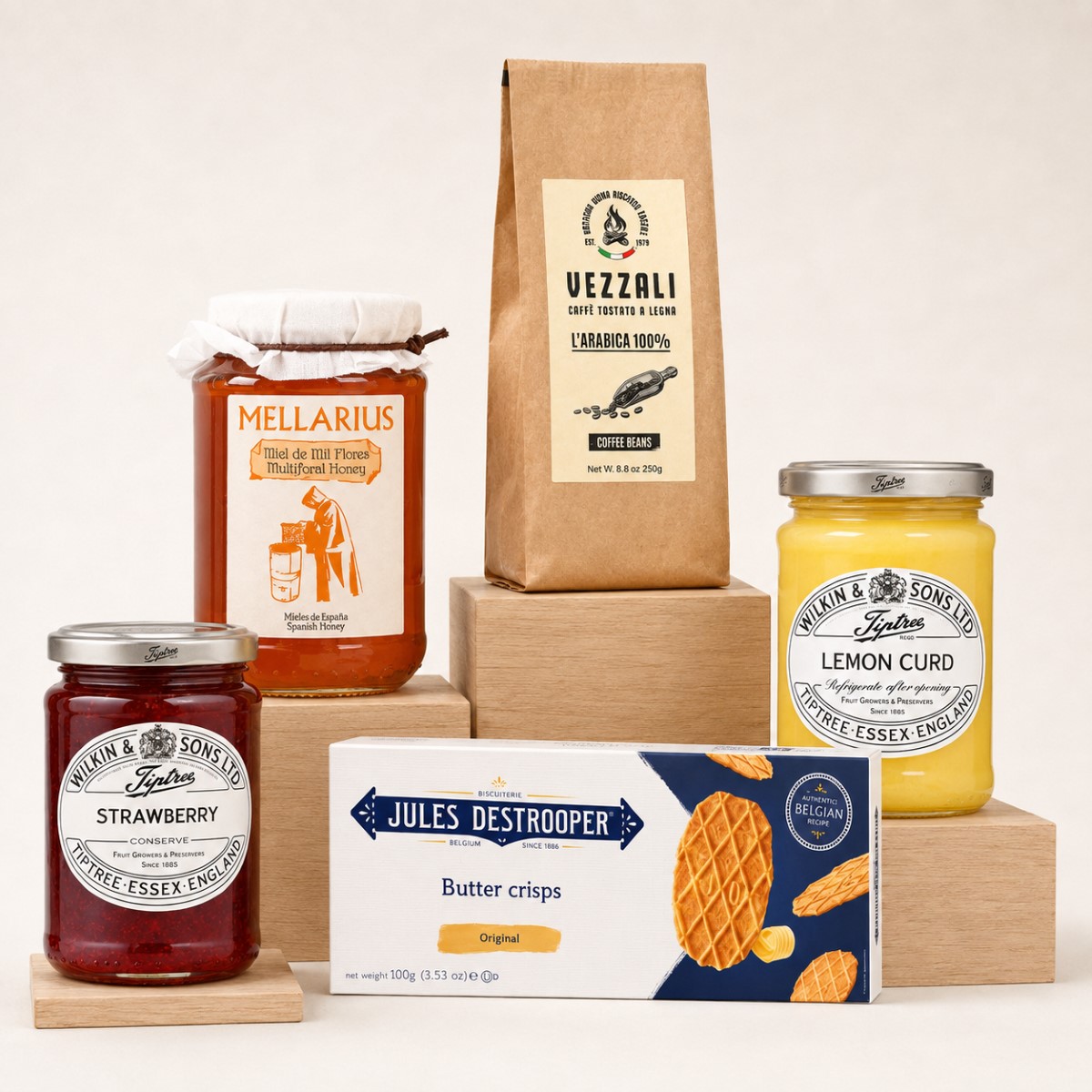 Cesta Corporativa Desayuno Gourmet sin Refrigeración · 5 Productos Cesta Corporativa Desayuno Gourmet sin Refrigeración 5 productos con café Vezzali, miel, mermelada Tiptree, lemon curd y galletas Jules Destrooper