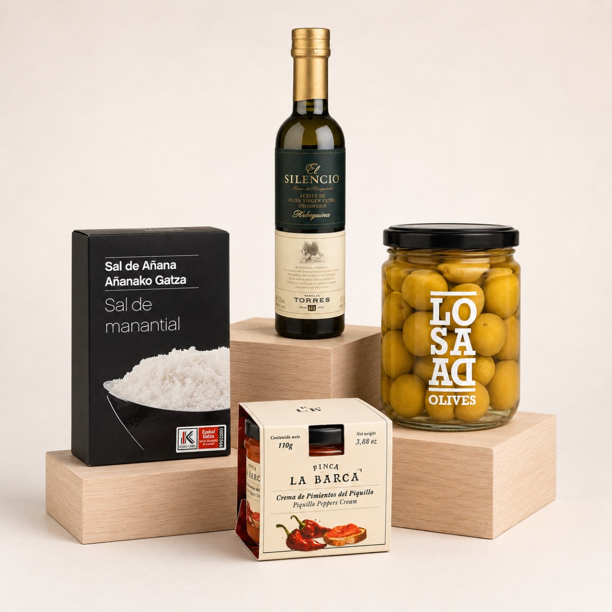 Detalle Corporativo Mediterráneo · 4 Productos Detalle Corporativo Mediterráneo 4 productos con AOVE El Silencio, Sal de Añana, aceitunas Losada y crema de piquillo