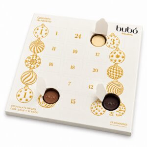 Calendario de Adviento Bubó Barcelona blanco con compartimentos abiertos y bombones de chocolate negro, con leche y blanco