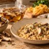 Boletus secos en un cuenco, setas en remojo y un risotto de boletus con nidos de pasta al fondo.