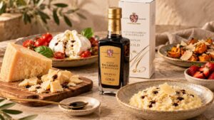Vinagre balsámico de Módena IGP Gold Malpighi junto a queso curado, burrata, verduras asadas, risotto y fresas.