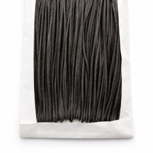 Linguine di Campofilone al Nero di Seppia Deci’Ova 250 g con detalle de la pasta negra