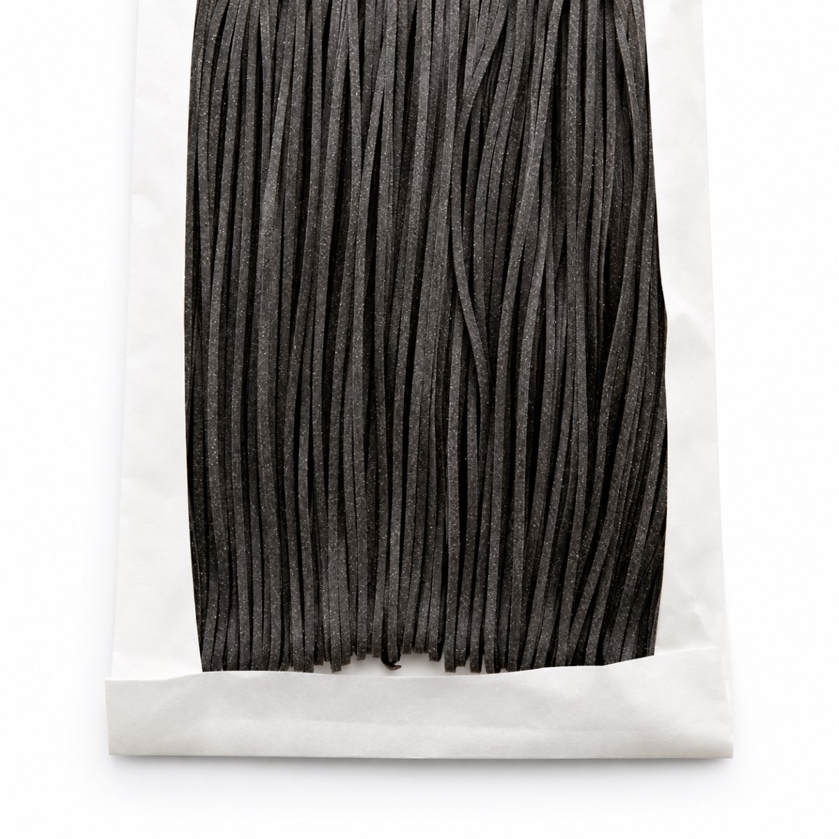 Linguine di Campofilone al Nero di Seppia Deci’Ova · 250 g · Detalle de la Pasta Linguine di Campofilone al Nero di Seppia Deci’Ova 250 g con detalle de la pasta negra