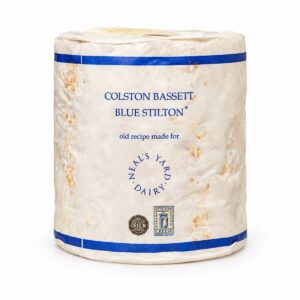 Queso azul Stilton DOP Colston Bassett de Nottinghamshire, pieza entera con envoltorio original de Neal's Yard Dairy