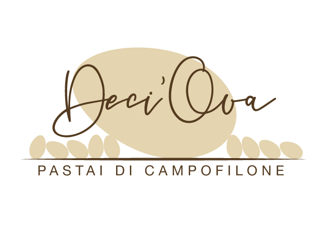 ¿Qué Deci’Ova elegir? Para una pasta fresca y cítrica con pescado, marisco o verduras: Chitarra di Campofilone al Limone Deci’Ova 250 g, porque el limón aporta un perfil aromático y refrescante que funciona especialmente bien con gambas, pescado blanco, calabacín, pesto y preparaciones sencillas con aceite de oliva. Para un plato vegetal, suave y muy versátil: Fettuccine di Campofilone con Espinacas Deci’Ova 250 g, porque su nota vegetal delicada combina bien con pesto, verduras, tomate, legumbres, Parmigiano y condimentos que no oculten el carácter de la pasta. Para una receta de carácter marino y una presentación más especial: Linguine di Campofilone al Nero di Seppia Deci’Ova 250 g, porque la tinta de sepia aporta su color negro y una nota marina que encaja especialmente bien con pescado, marisco, verduras y condimentos ligeros. Ver más sobre Deci’Ova Deci’Ova pertenece al Pastificio Artigianale Leonardo Carassai, una casa de Campofilone, en la región italiana de Marche, cuya tradición familiar se remonta a 1850. El nombre de la marca remite a la receta tradicional de Campofilone que el productor identifica con diez huevos por kilo de harina. La selección de AGÁPICO permite descubrir esta tradición a través de especialidades con perfiles diferentes. Si quieres comparar otros productores y formatos, puedes recorrer nuestra pasta al huevo italiana y la selección completa de pasta italiana gourmet. Para completar el plato, puedes combinar estas pastas con preparaciones de nuestra selección de salsas italianas para pasta o seguir recorriendo la despensa dentro de los productos italianos gourmet. Si quieres mejorar el punto de cocción y el acabado en sartén, consulta también nuestra guía del Magazine sobre cómo cocinar pasta italiana al dente y hacer la mantecatura. Son pastas pensadas para condimentos que acompañen su propio sabor sin cubrirlo. Conviene preparar primero la salsa o el acompañamiento, cocer la pasta siguiendo el tiempo indicado en el envase y terminar el plato inmediatamente para conservar mejor su textura. Preguntas frecuentes sobre Deci’Ova ¿Qué Deci’Ova elegir para pescado o marisco? La Chitarra al Limone es una buena elección cuando buscas frescura cítrica para pescado blanco, gambas o marisco. Las Linguine al Nero di Seppia ofrecen un perfil más marino y una presentación más intensa, adecuada para recetas donde pescado y marisco sean protagonistas. ¿Qué Deci’Ova elegir para pesto o verduras? Las Fettuccine con Espinacas son la opción más vegetal y versátil para pesto, verduras asadas, tomate, legumbres o Parmigiano. La Chitarra al Limone también funciona bien con calabacín, verduras y pesto cuando prefieres añadir un matiz cítrico al plato. ¿Qué diferencia hay entre Chitarra, Fettuccine y Linguine Deci’Ova? Además del sabor, cambia el corte y la sensación en el plato. La Chitarra presenta una sección más marcada, las Fettuccine ofrecen una cinta más ancha y las Linguine mantienen un formato fino y delicado. La elección puede hacerse tanto por textura como por el tipo de condimento que quieras utilizar. ¿Cómo cocinar la pasta Deci’Ova? Prepara primero el condimento, cuece la pasta en abundante agua y toma como referencia el tiempo indicado en el envase de cada formato. Reserva un poco de agua de cocción si vas a terminar el plato en sartén y sirve la pasta inmediatamente para disfrutar mejor de su textura.